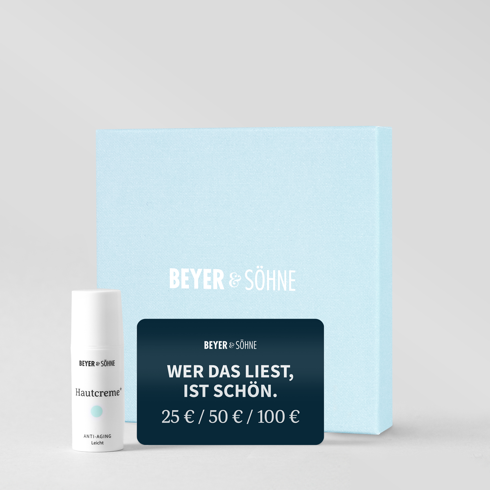 Hellblaue Box von Beyer & Söhne mit Wertgutschein und einer Hautcreme Leicht Probe